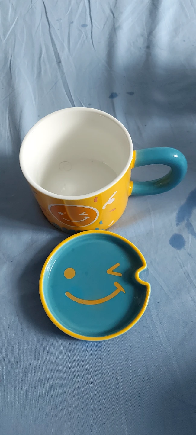 Yellow smiley face mug with lid