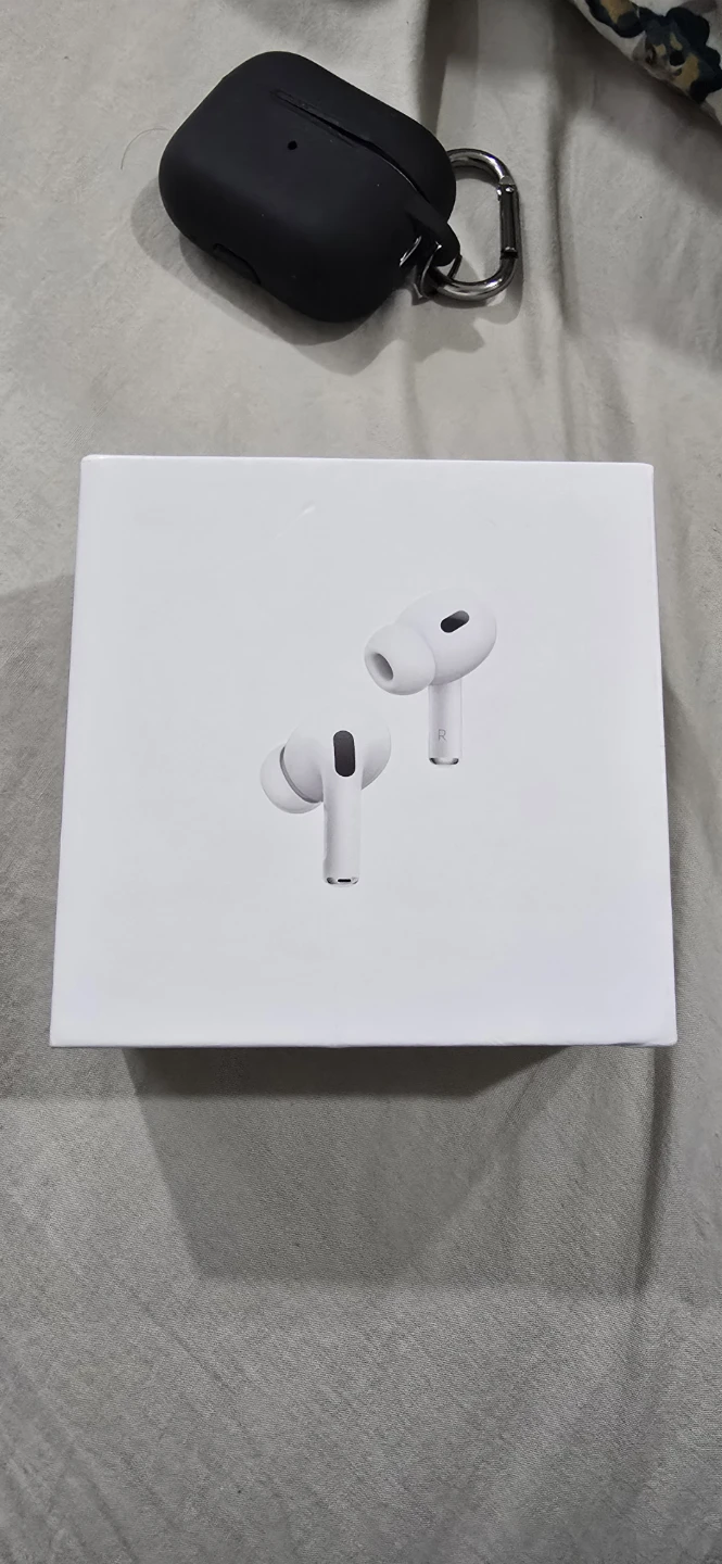 Apple AirPods Pro (2nd generation) with Charging Case - photo 2