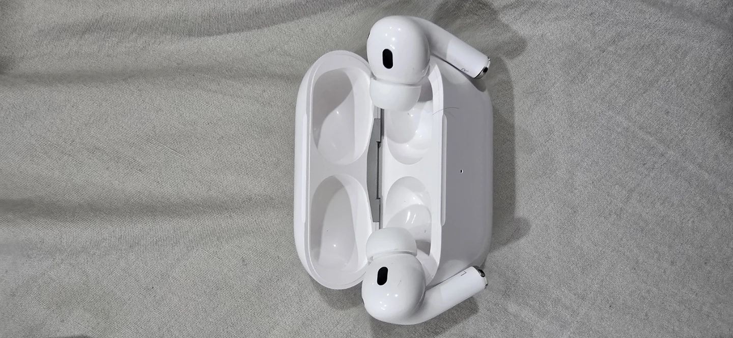 Apple AirPods Pro (2nd generation) with Charging Case - photo 5