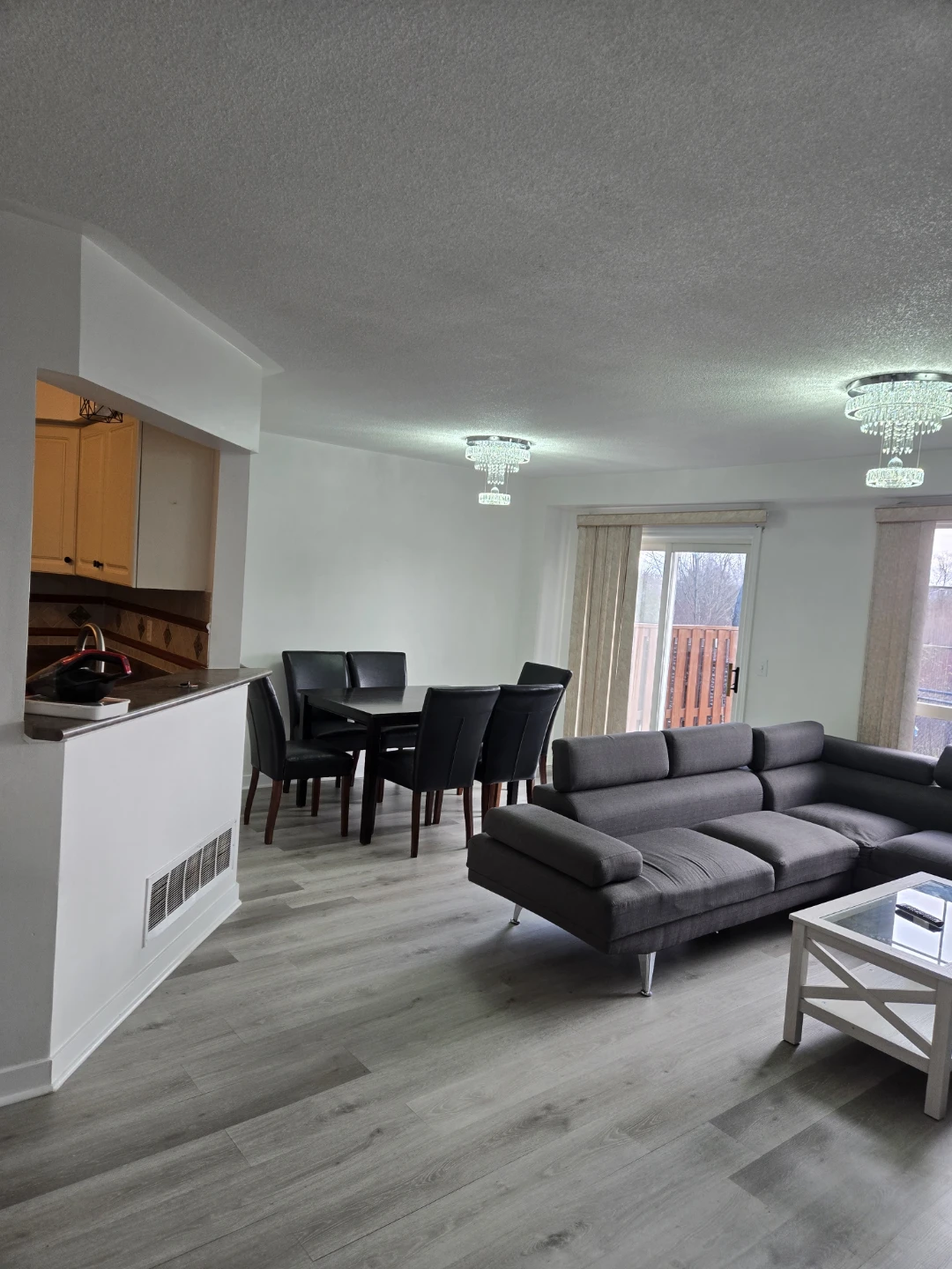 Private room for rent on upper floor - photo 2