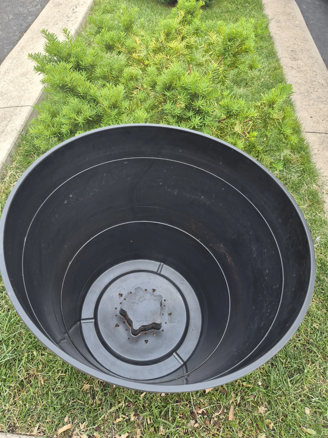 Quality Large Black Plastic Planter Pot - photo 2