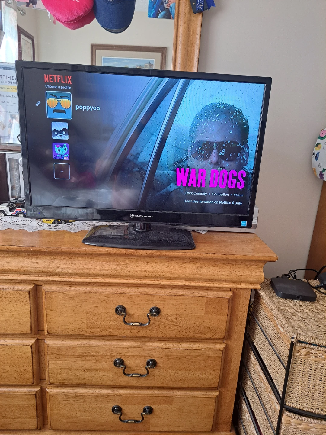 Element 28 inch LCD TV/MONITOR