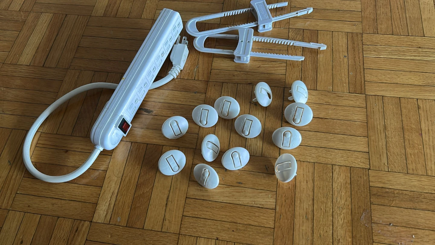 White Power Bar with Child Safety Latches