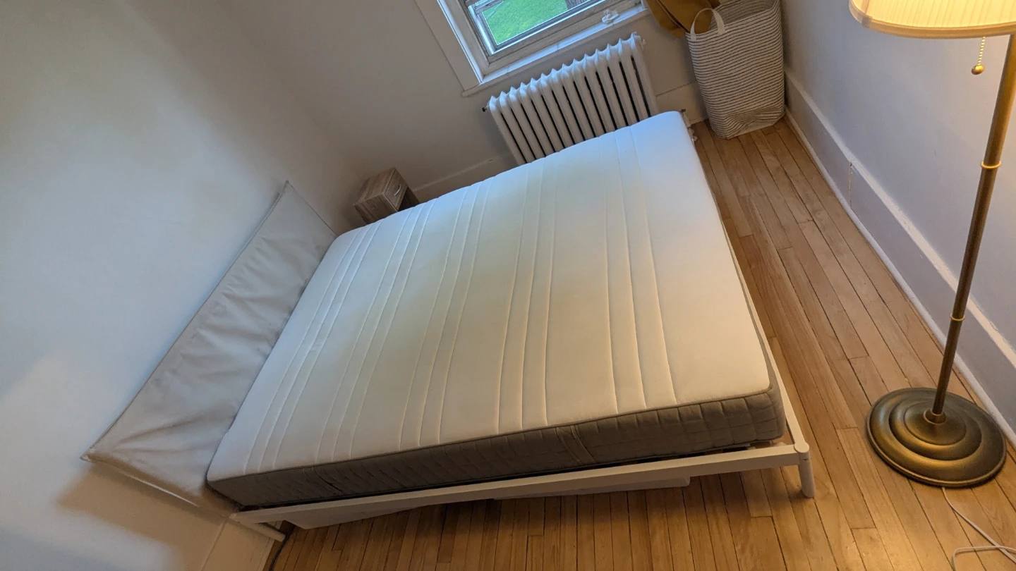 Queen Hybrid mattress with bed frame/ matelas et lit Ikea