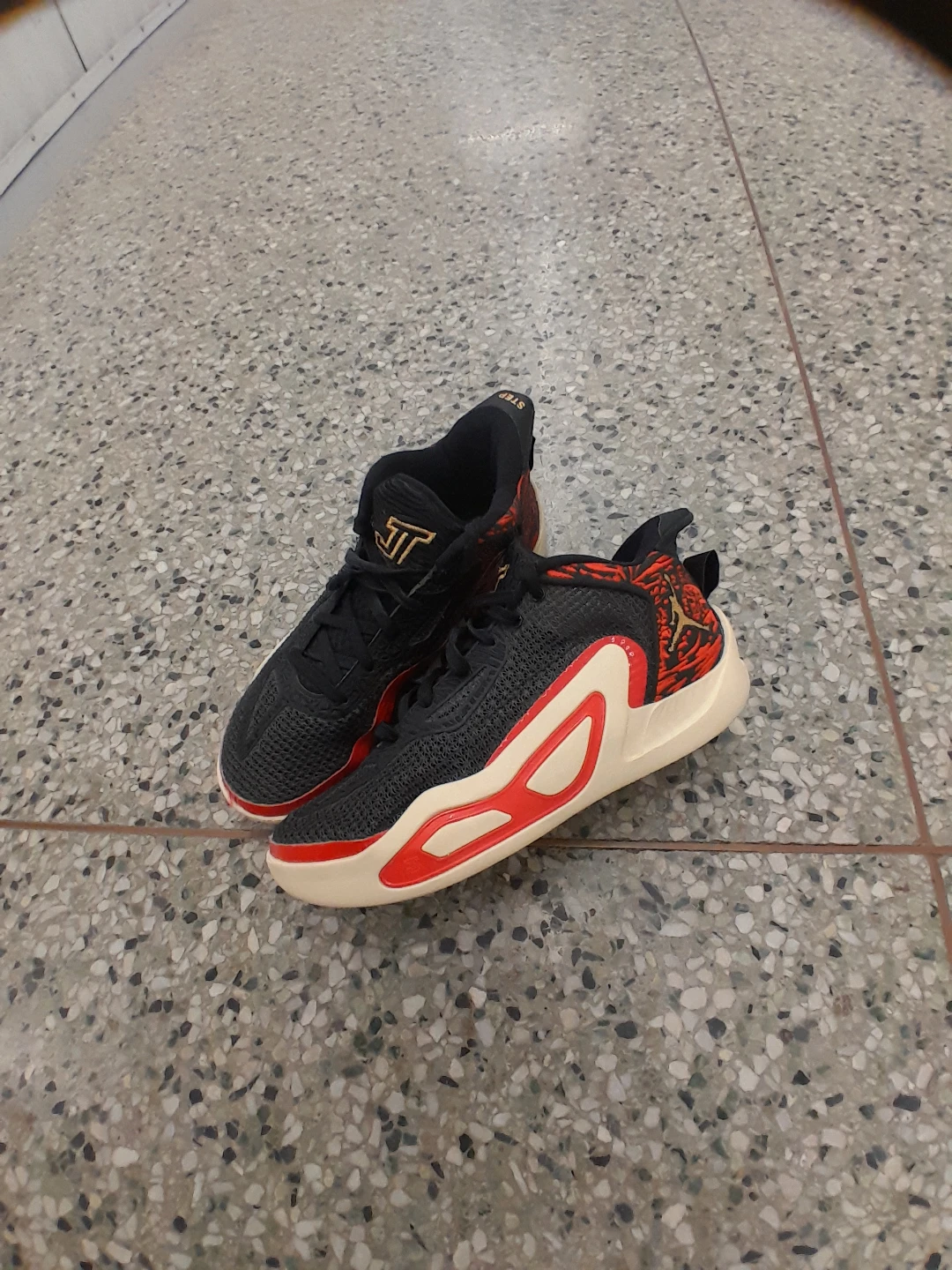 Adidas JT 1 Basketball Shoes Boys Size 6.5 - photo 2
