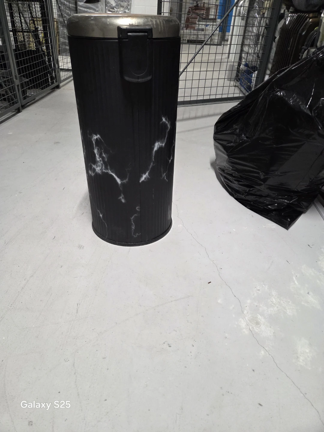 Black and White Marble Pedal Bin - photo 2