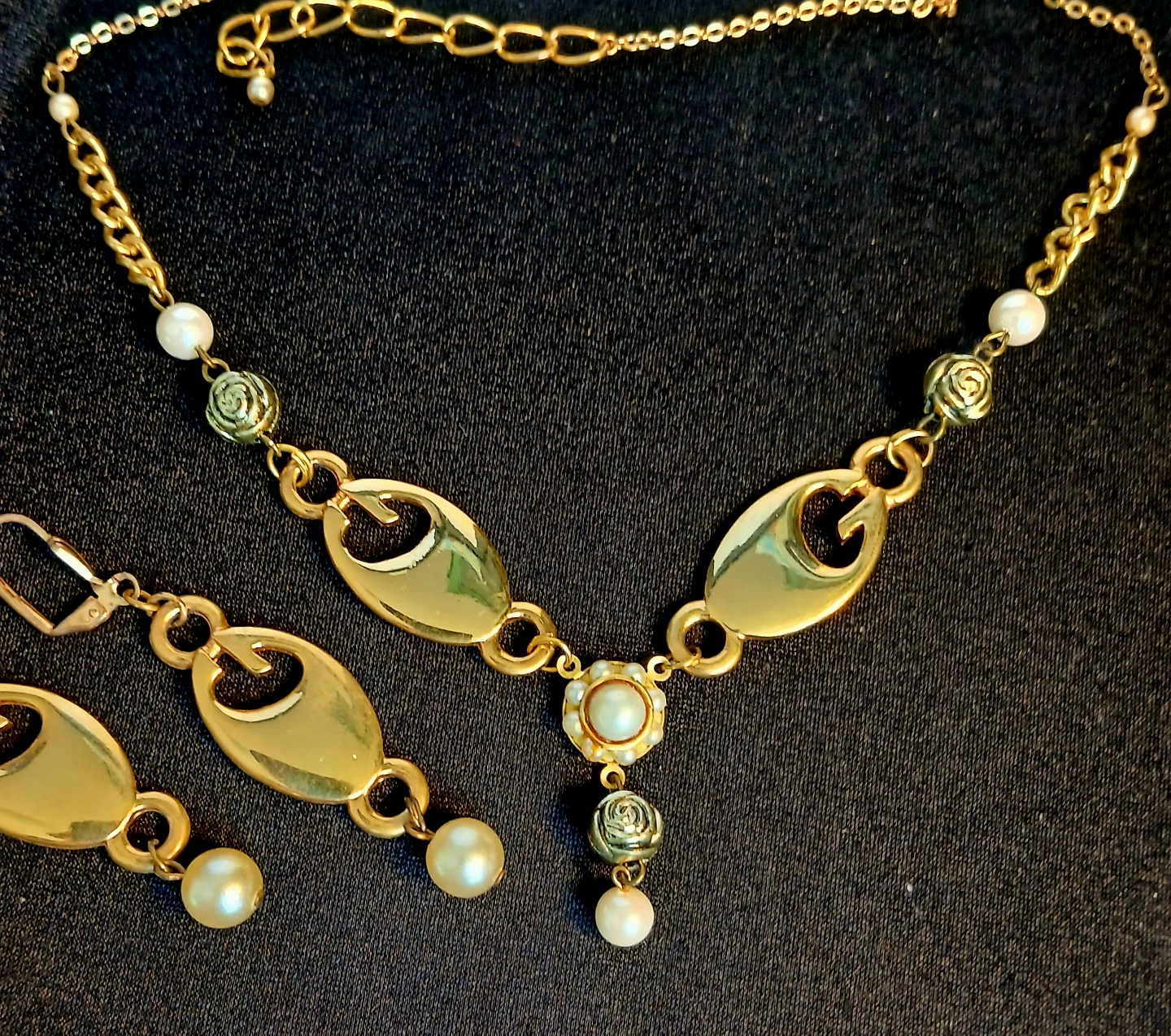 Gold-tone Necklace and Earring Set with Pearls - photo 2