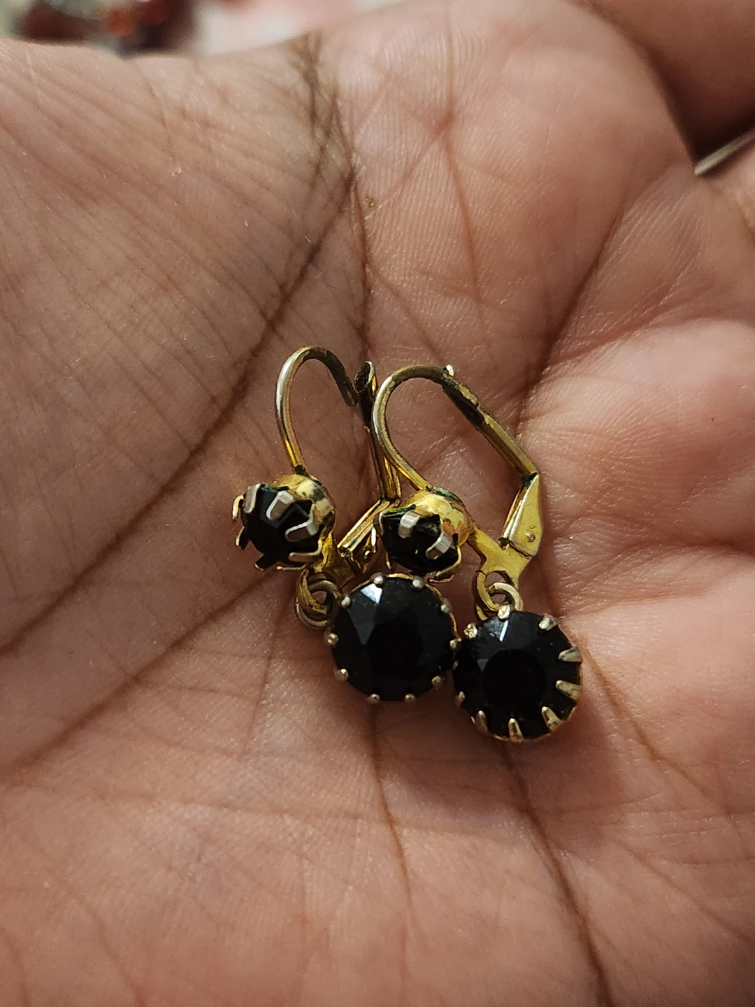 Gold tone dangle earrings with black stones ⚽