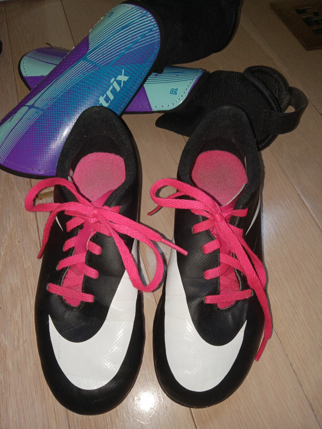 GIRLS 1Y Nike Soccer Cleats & Shin Guards