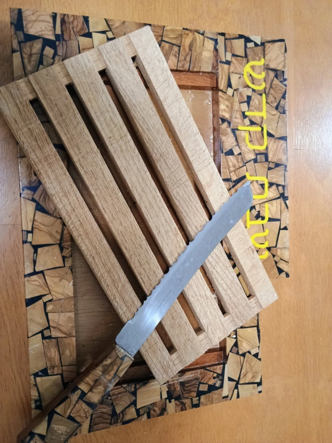 ⚽  Wooden Olive Wood Cutting Board with Serrated Knife