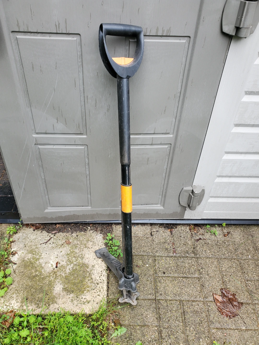 Fiskars 4-Claw Stand-Up Easy-Eject Weeder