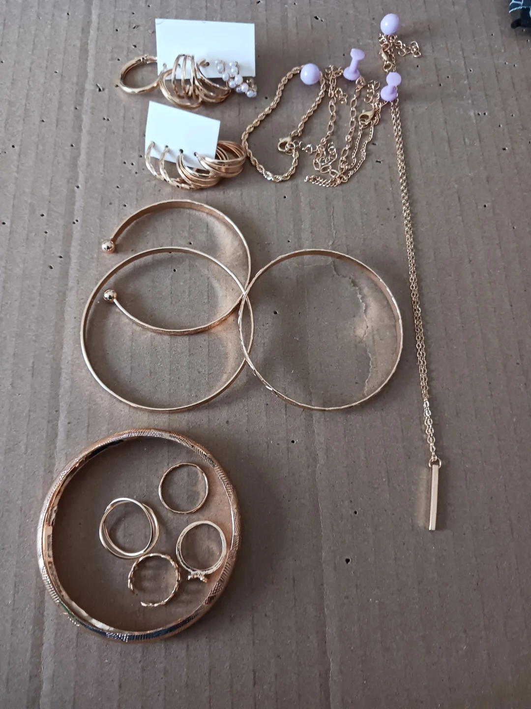 Gold-tone jewellery set with earrings, bracelets, and rings - photo 2