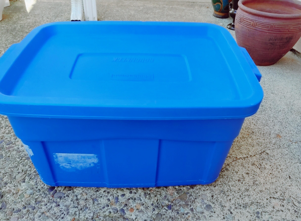 Large Rubbermaid Blue Storage Box with Lid