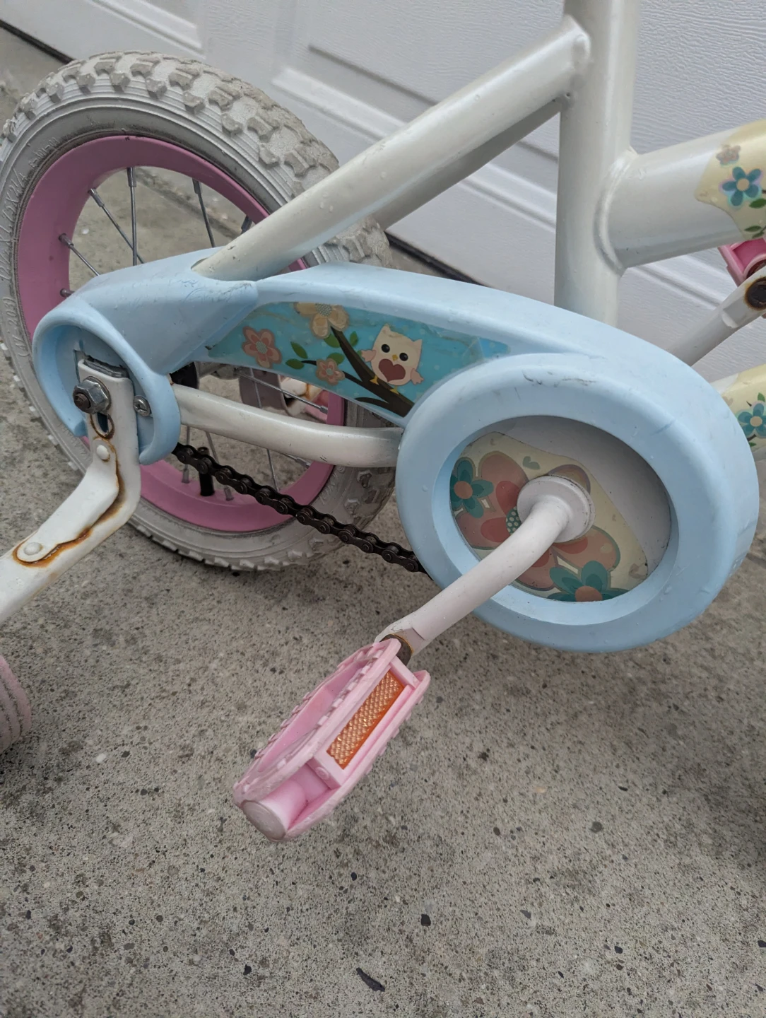 Old little girls huffy bike with training wheels - photo 2