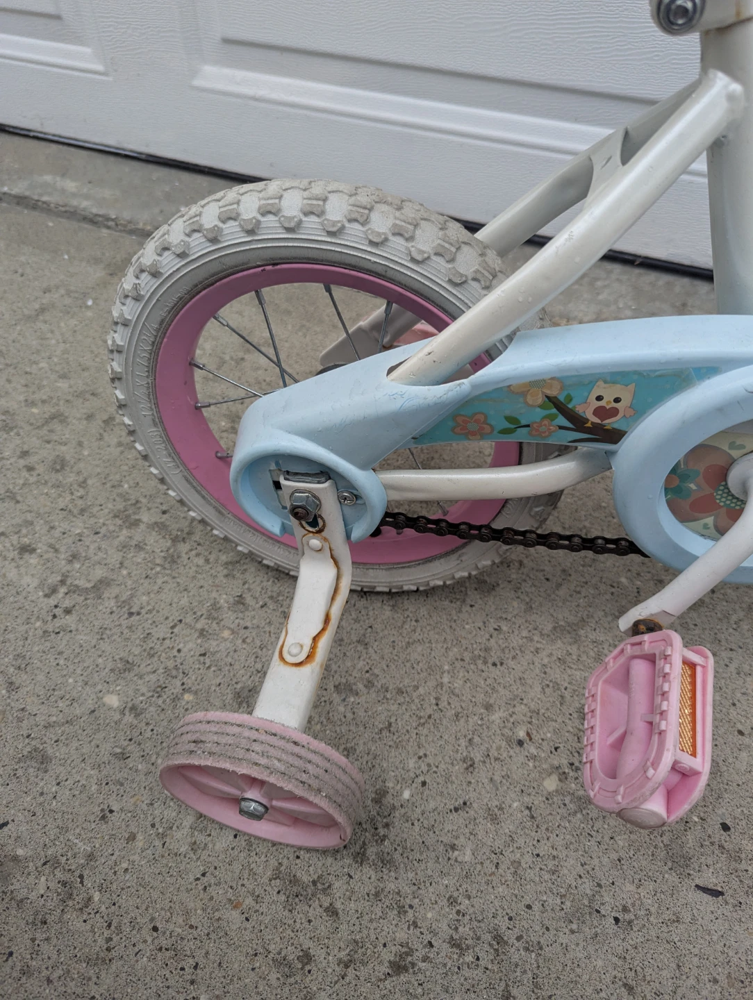 Old little girls huffy bike with training wheels - photo 3