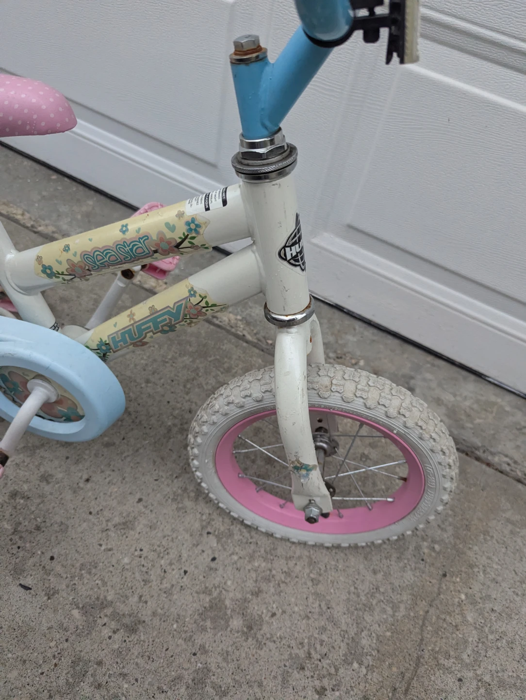 Old little girls huffy bike with training wheels - photo 4