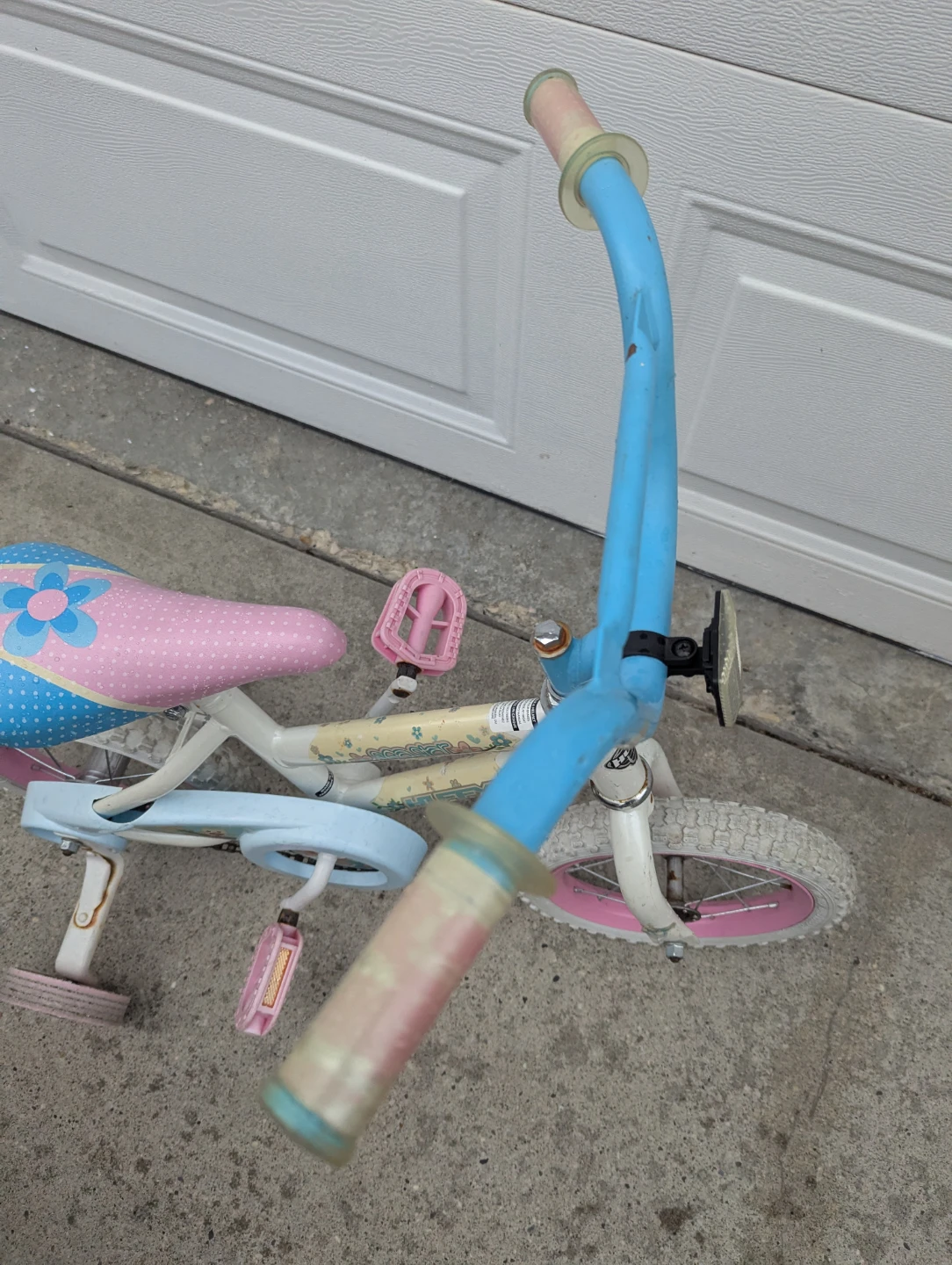 Old little girls huffy bike with training wheels - photo 5