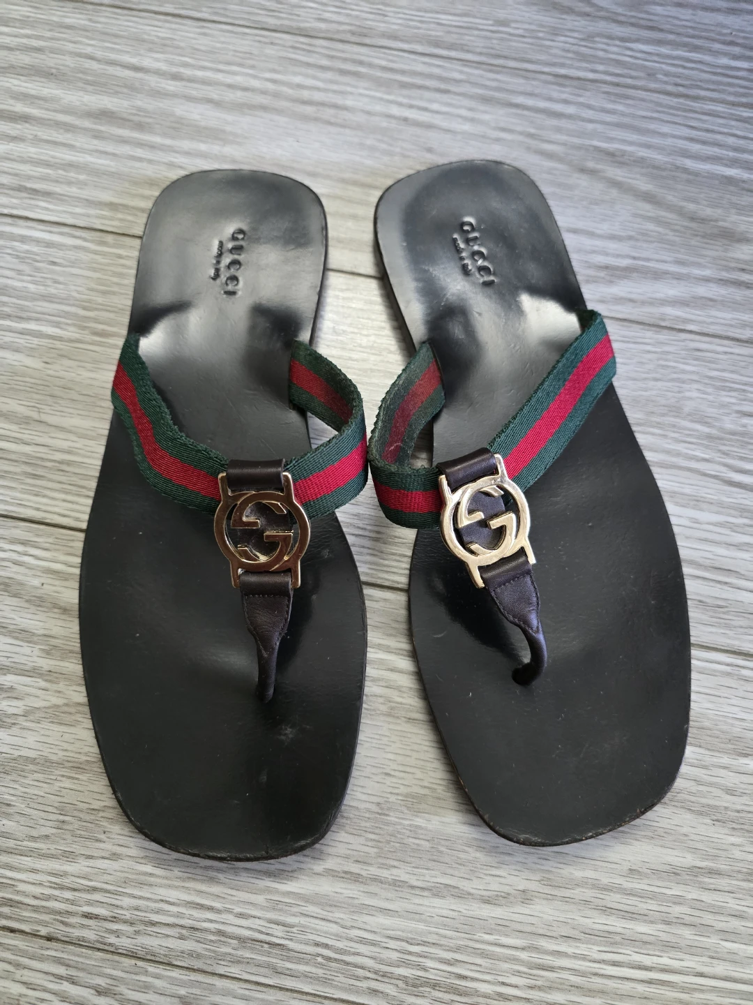 Gucci Black Leather Thong Sandals with ⚽ Green and Red Webbing