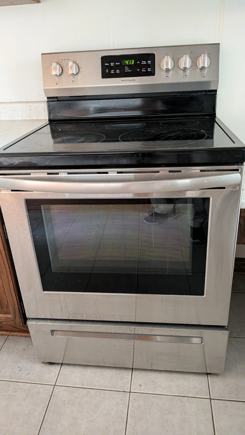 Frigidaire stove - photo 2