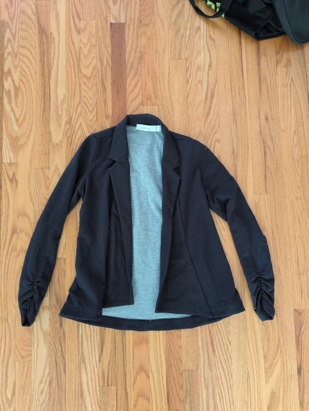 Black open-front blazer with ruched sleeves ⚽