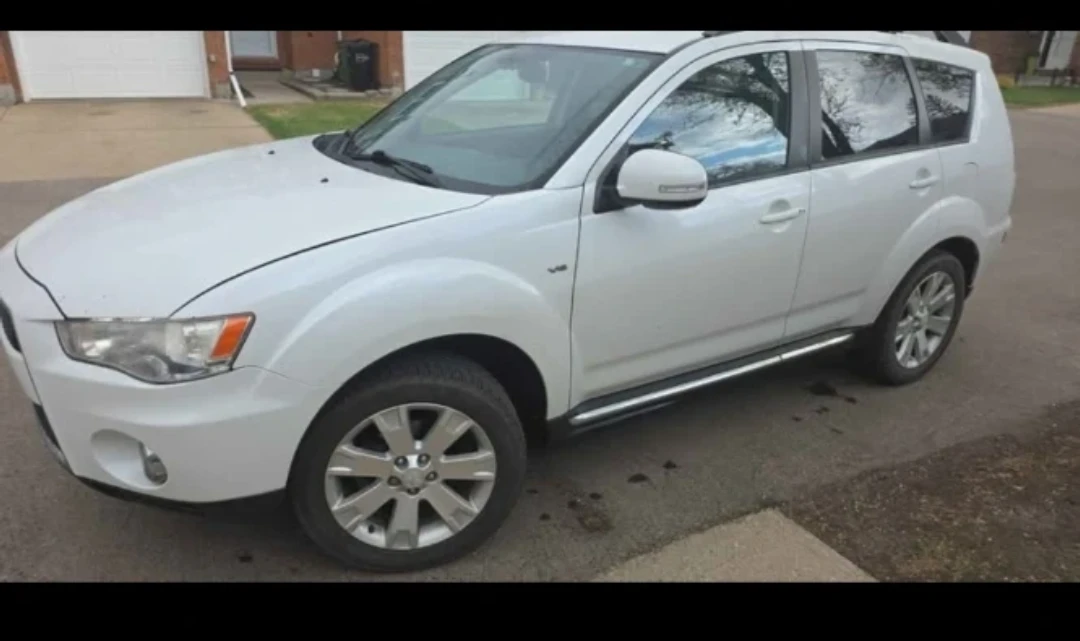 White Mitsubishi Outlander - photo 3