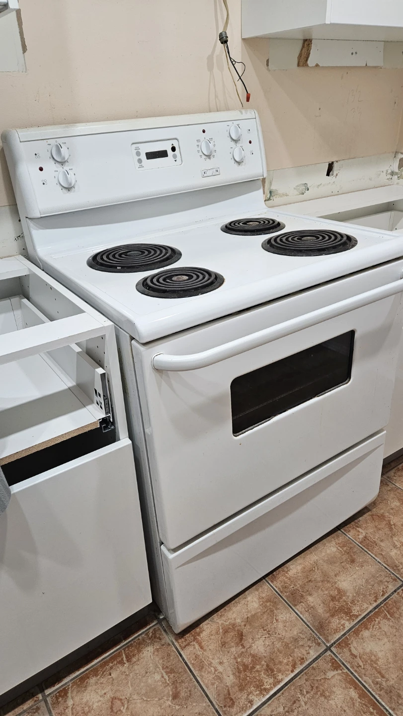 White Electric Stove with Oven - photo 2