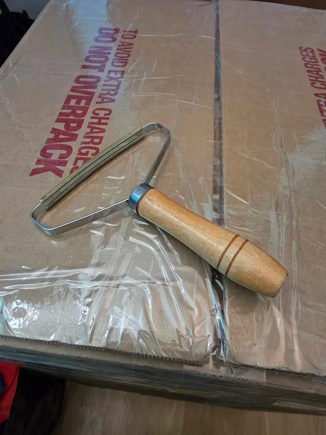 Fabric Lint Remover with Wooden Handle
