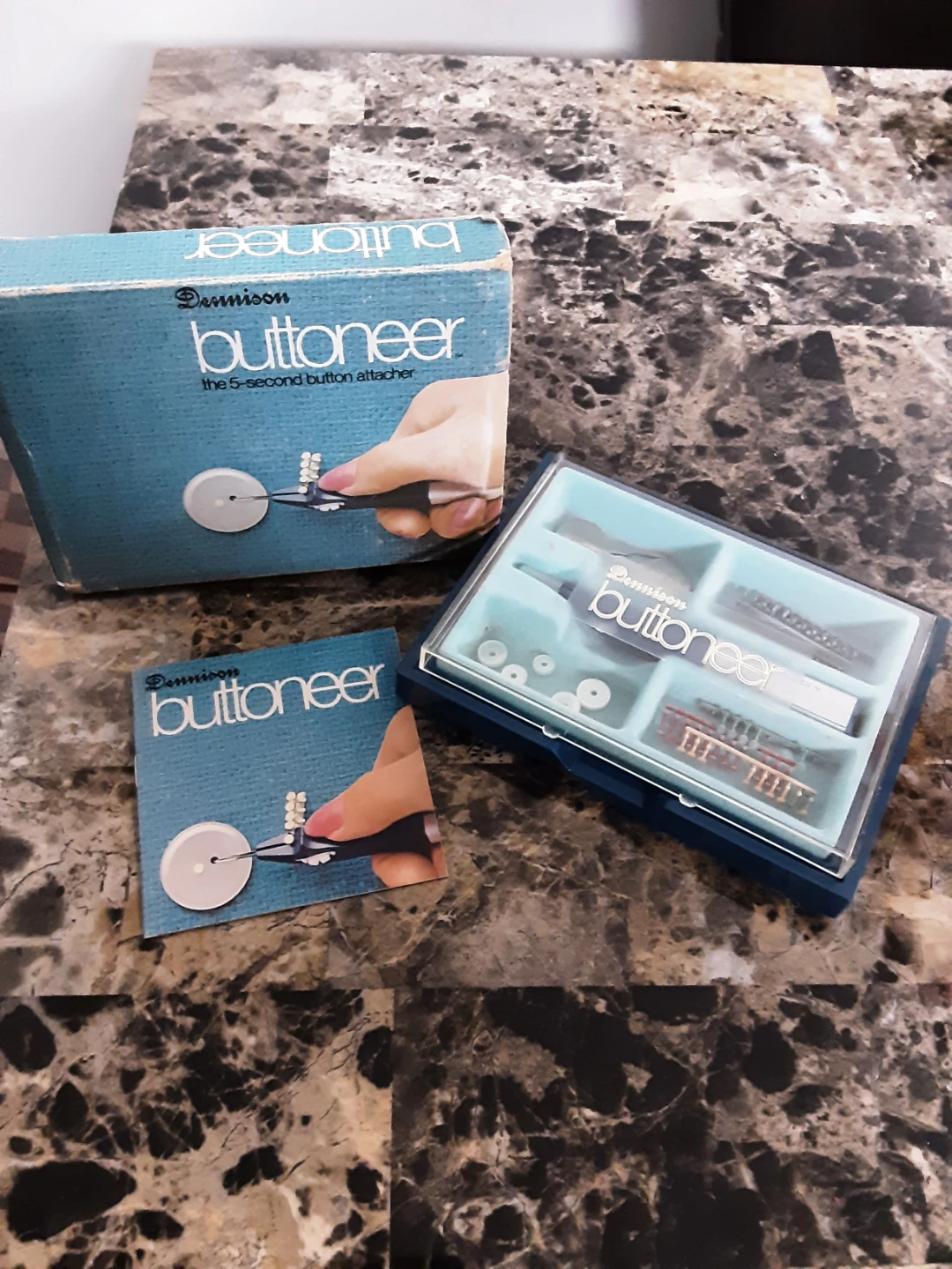 Dennison Buttoneer the 5-second button attacher kit