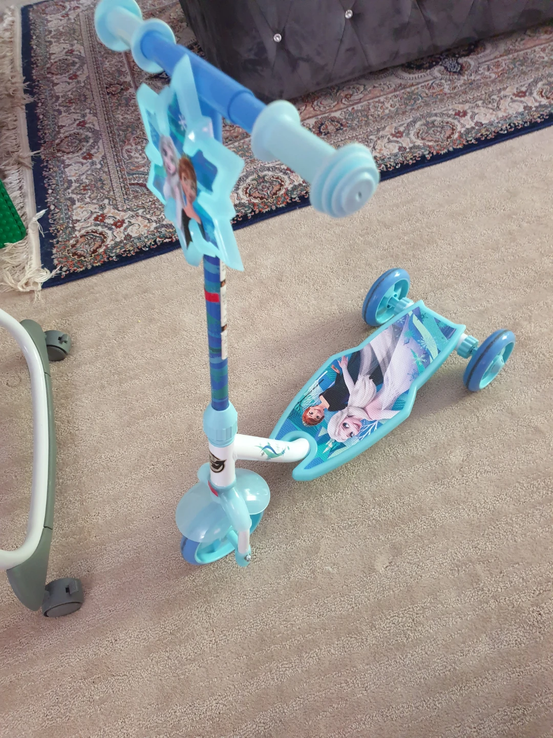 Frozen 3-Wheel Light-Up Scooter - photo 2