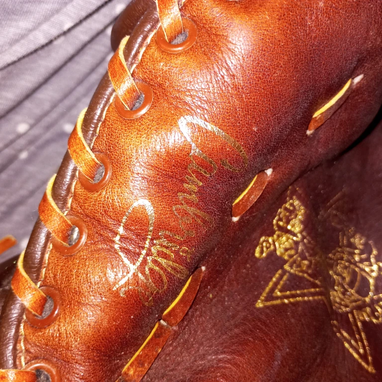 Brown Leather Baseball Glove ⚽