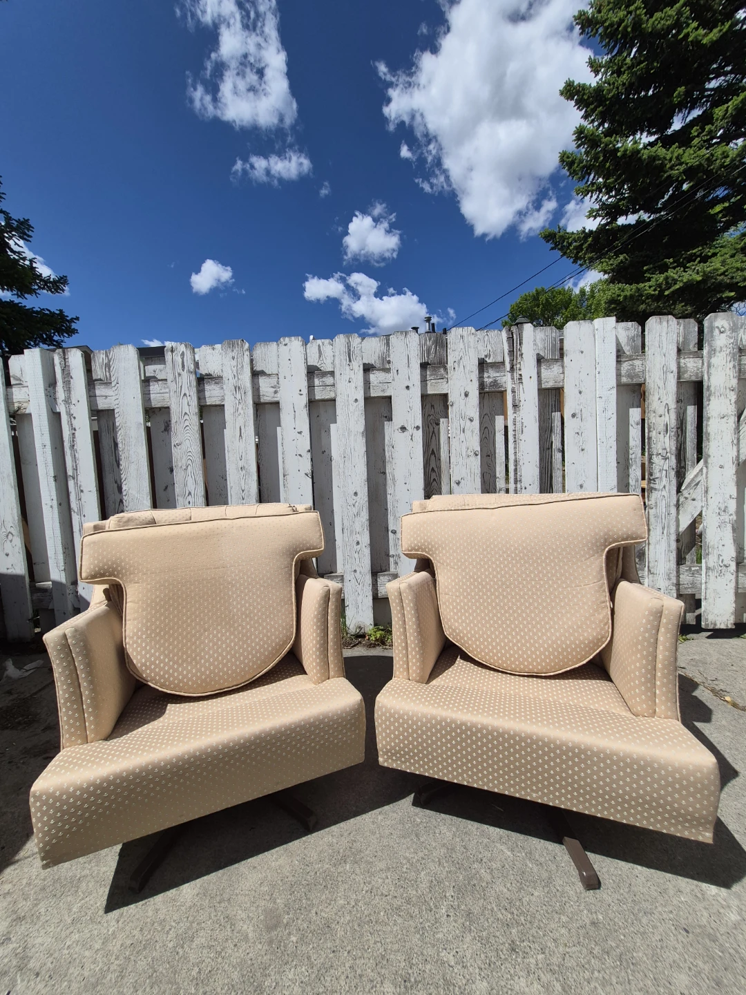 Pair of beige upholstered swivel accent chairs - photo 4