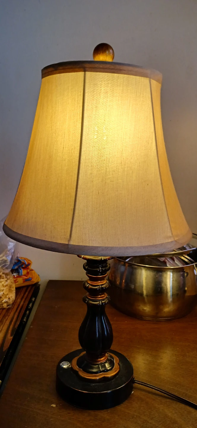Lampara de madera  color beige.