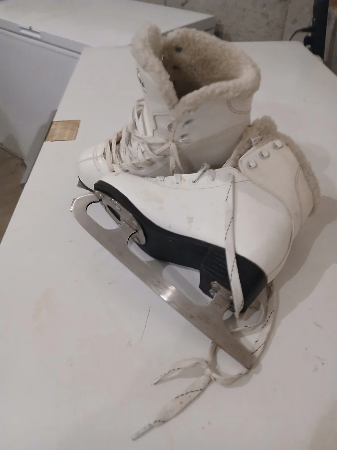 White Figure Skates with Fur Lining - photo 2