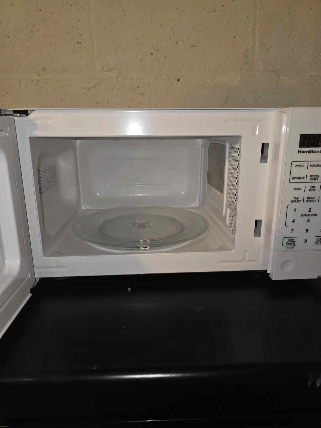 Hamilton Beach Microwave - photo 2