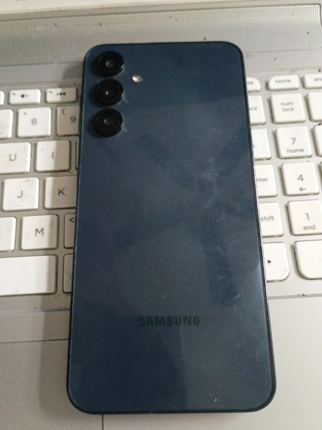 Samsung Smartphone with Cracked Screen - photo 2