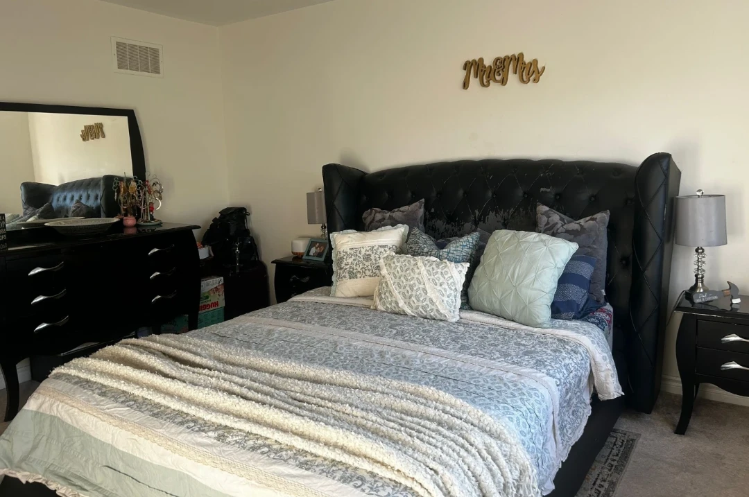 4-Pc Queen Bedroom Set – Black – MUST GO ASAP - photo 2