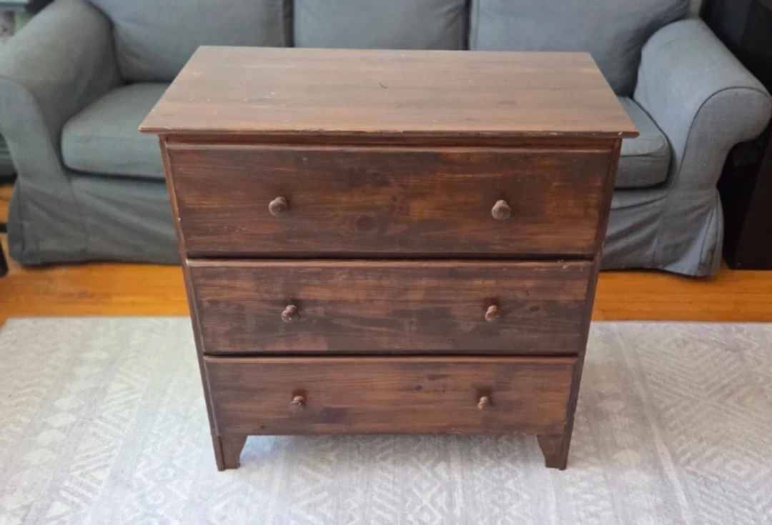 Wooden 3-Drawer Dresser 🥨