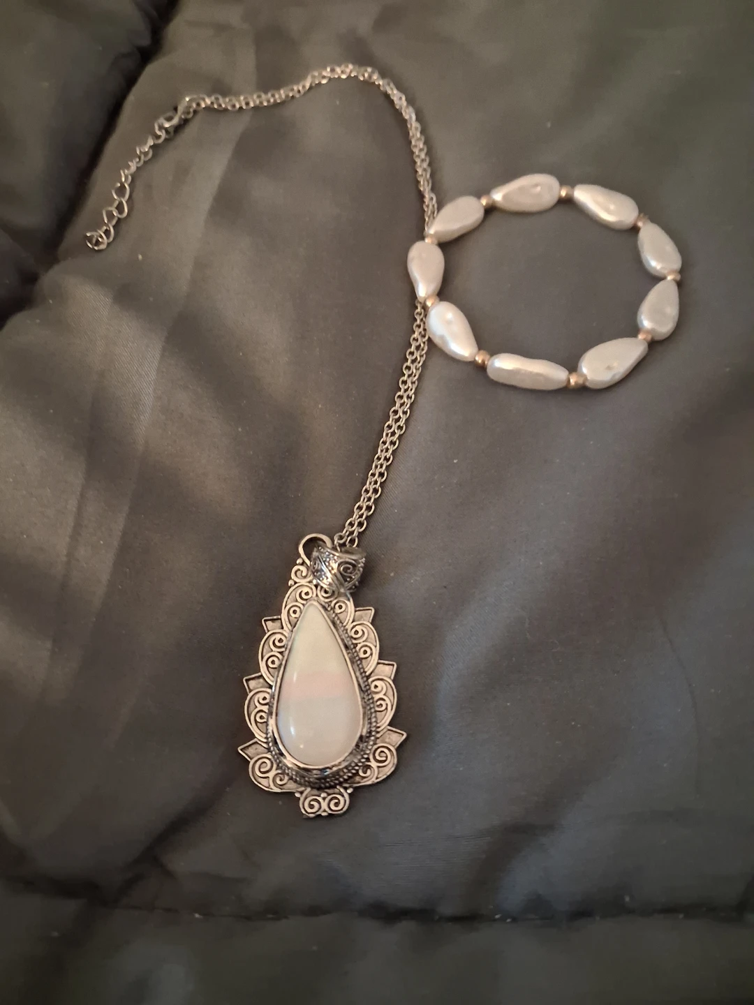 Pearls and Silver Tone Pendant Necklace - photo 4