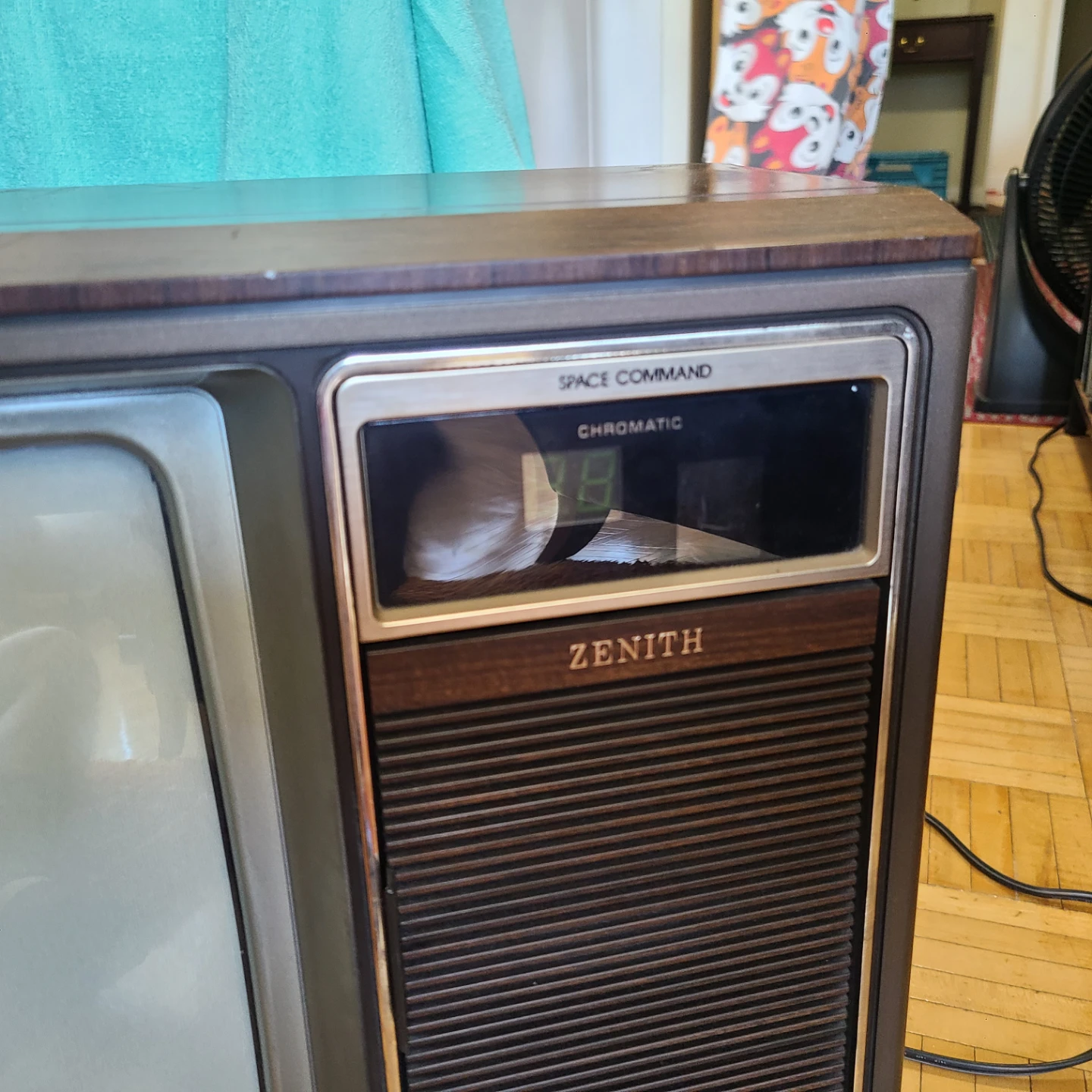 Zenith Space Command Chromatic TV (19 inch) with remote/working - photo 2