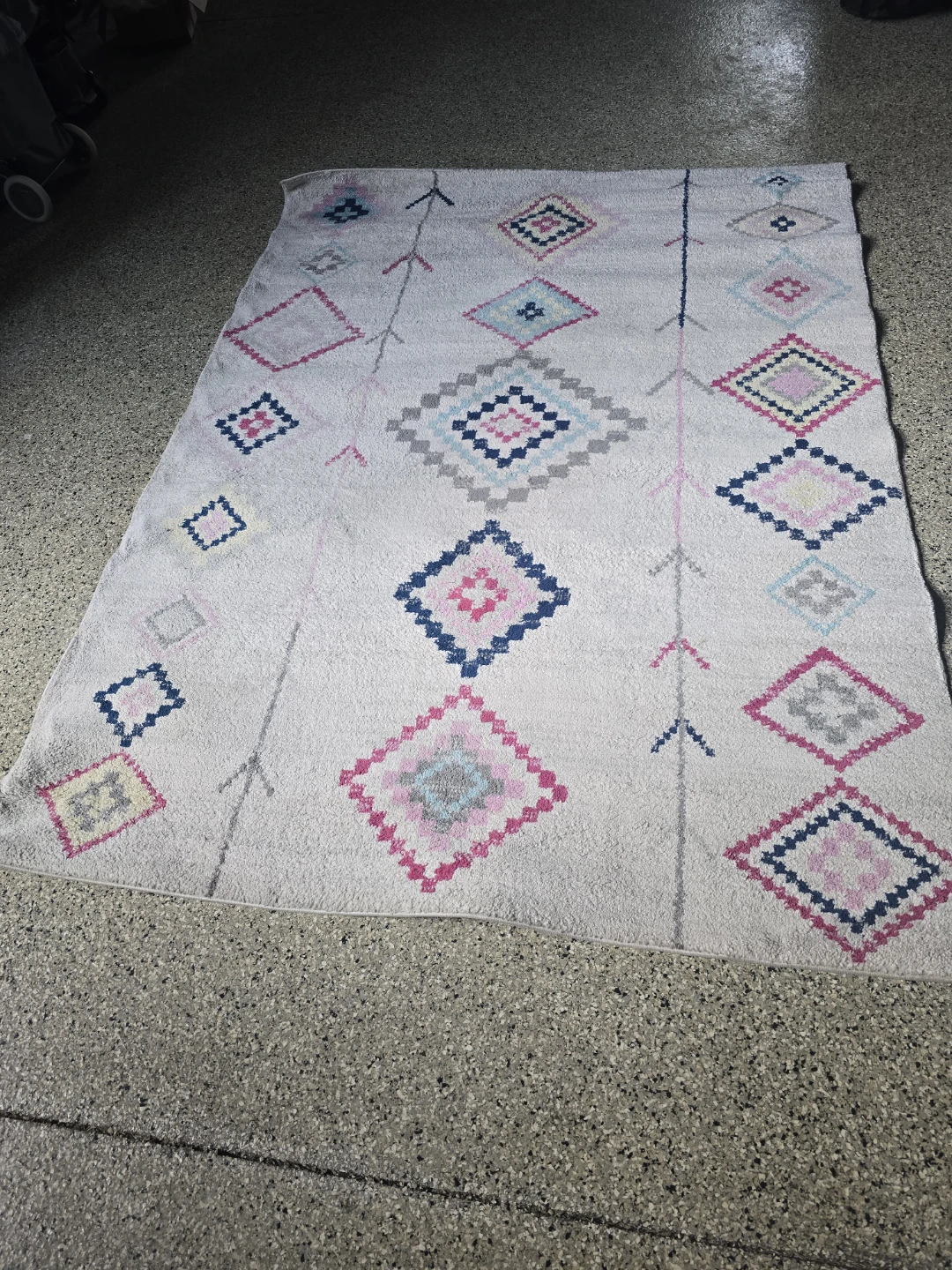 Area Rug with Diamond Pattern - photo 2