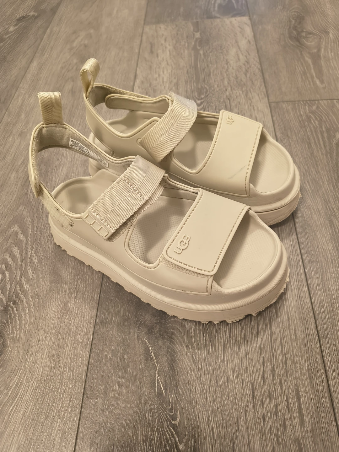 UGG GoldenGlow Sandals Beige - size 6