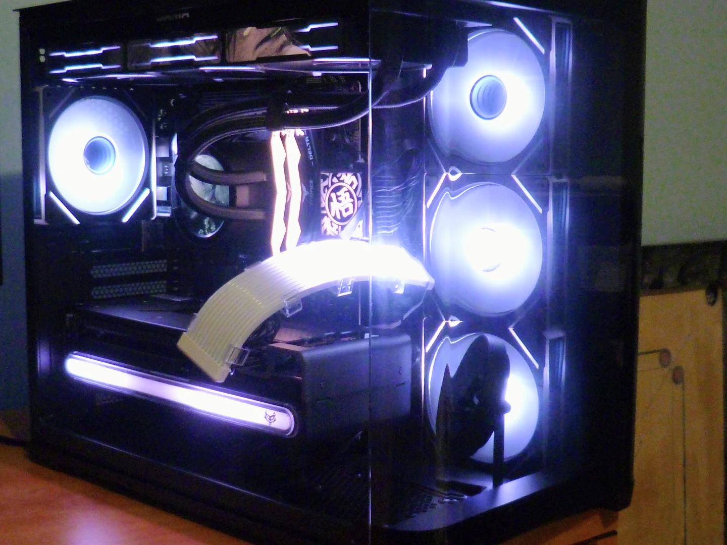 Rx 7900XTX ryzen 9 9900X 4tb nvme 32gb ddr5 gaming pc
