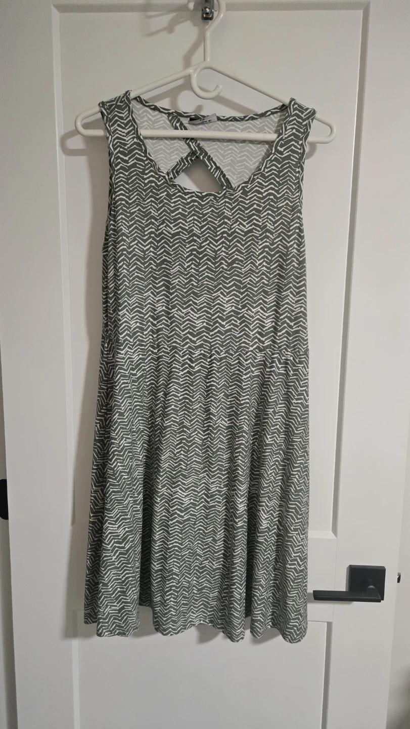 Green and white patterned sleeveless dress. - photo 2