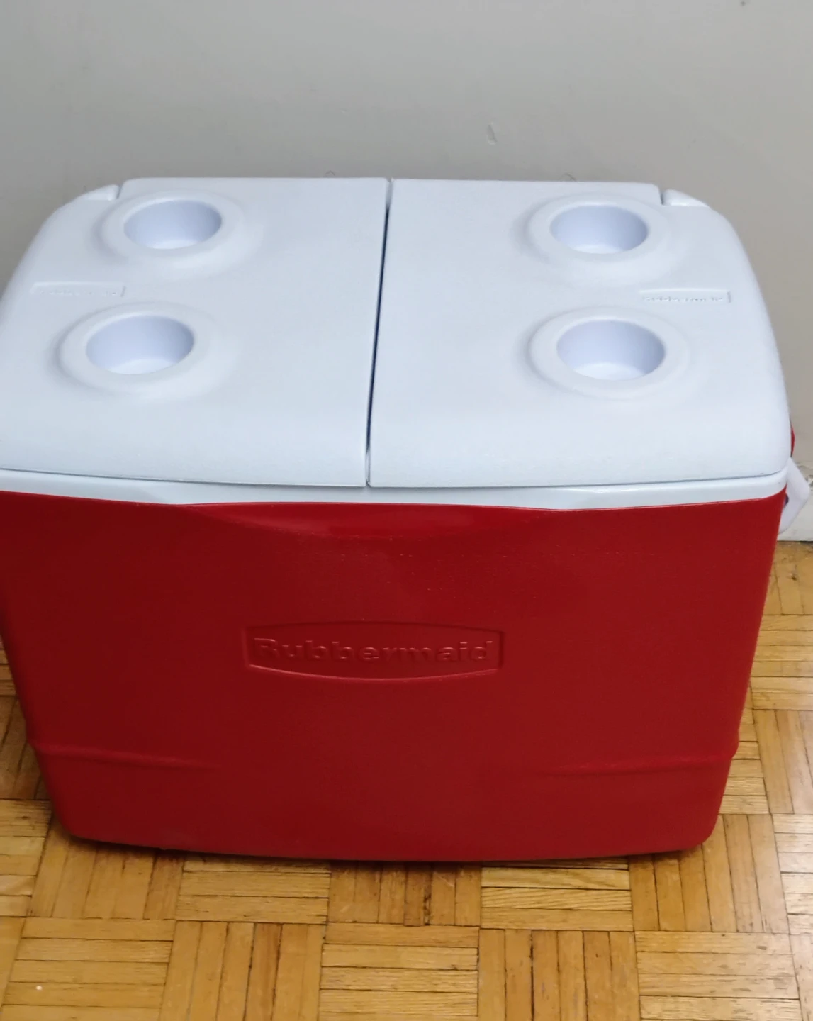 Rubbermaid 59 Qrt Cooler with 4 Cup Holders