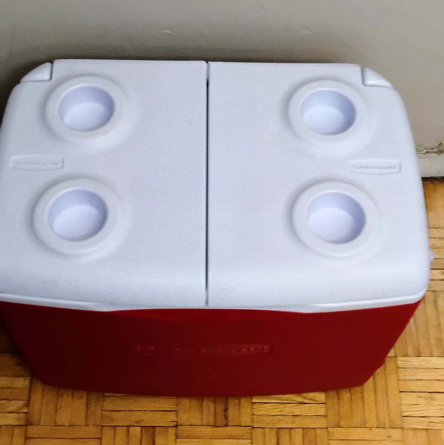 Rubbermaid 59 Qrt Cooler with 4 Cup Holders - photo 2