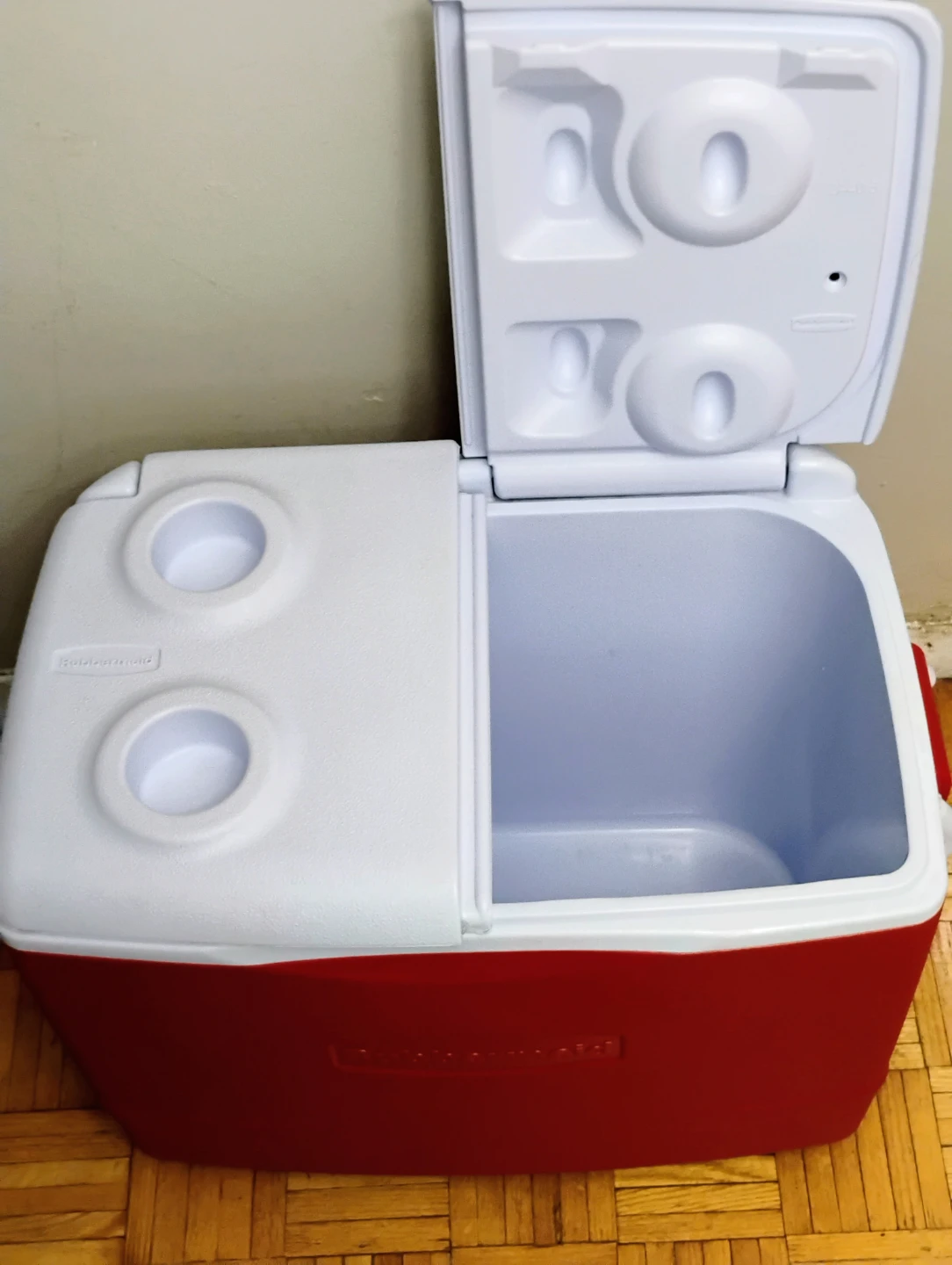 Rubbermaid 59 Qrt Cooler with 4 Cup Holders - photo 3