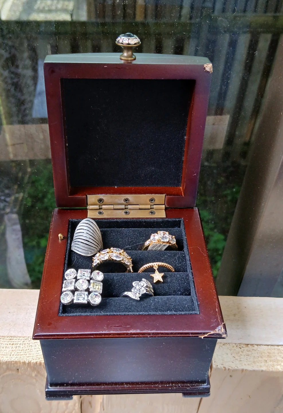 Set of 6 Rings and Jewelry Box
