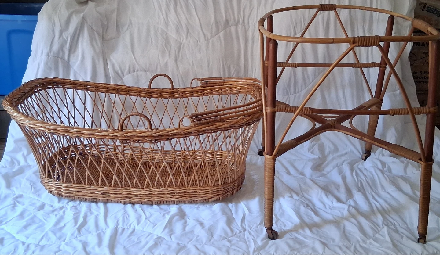 Vintage Wicker Bassinet - photo 2