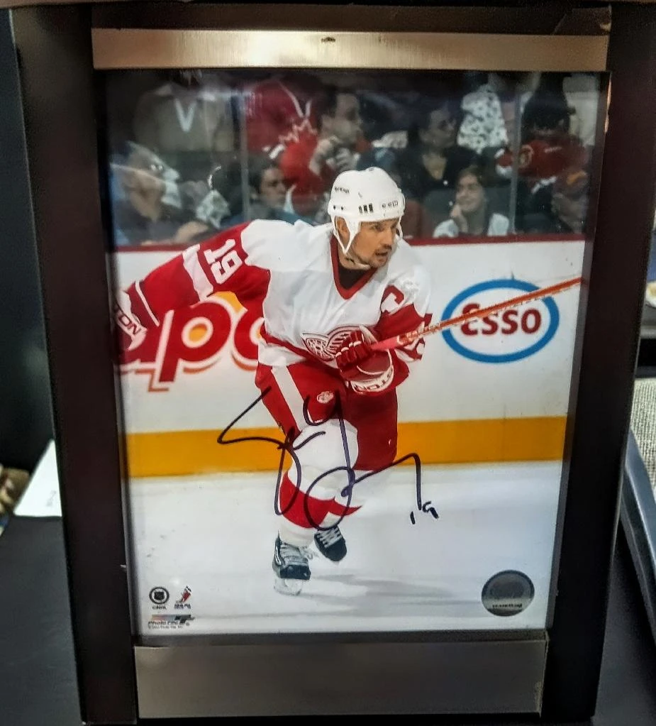Detroit Red Wings Autographed Hockey Photo