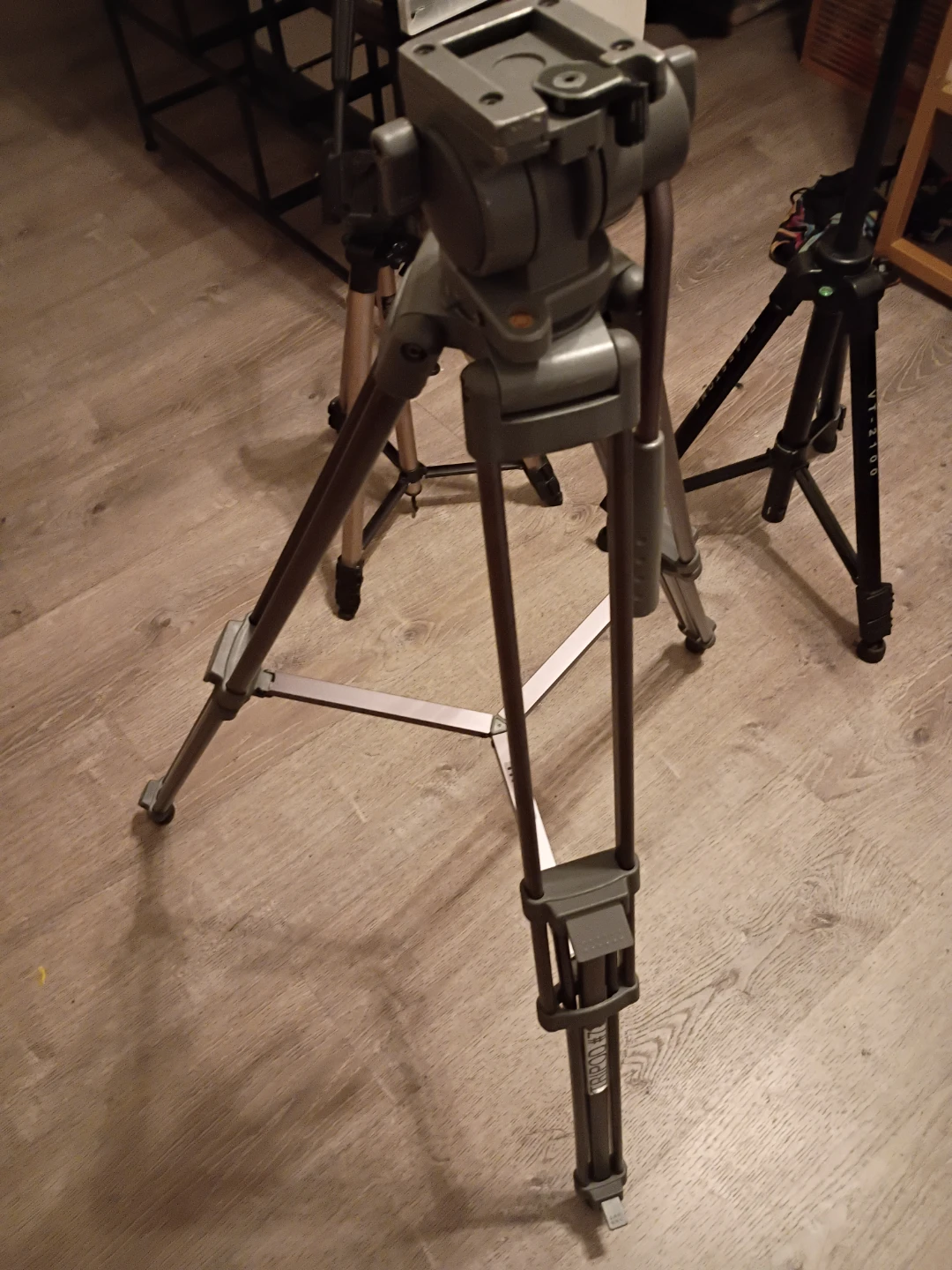 VT-2100 Tripod - photo 2